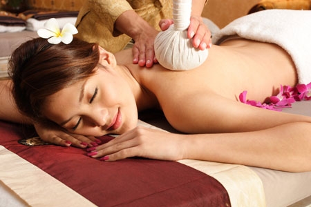Massage thảo dược trị liệu Thái Lan - phương pháp tuyệt vời mà bạn nên thử