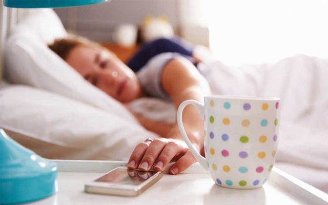 Điện thoại để đâu khi ngủ để an toàn cho sức khỏe?