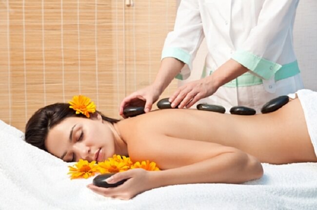 Massage body bằng đá nóng là một cách giải tỏa căng thẳng vô cùng hiệu quả