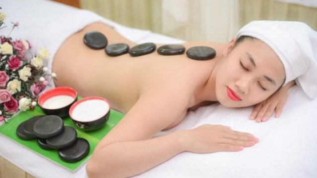 Massage cơ thể bằng đá nóng sẽ đem lại cho bạn sự sảng khoái cả về tinh thần lẫn cơ thể