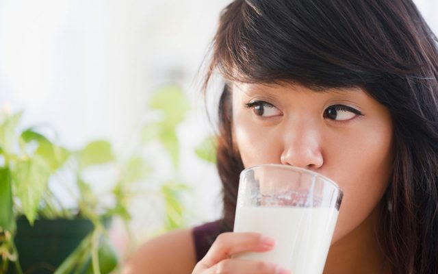 Uống sữa buổi sáng có tốt không?