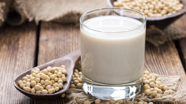 Sữa đậu nành bổ dưỡng song không có tác dụng tăng kích cỡ ngực.